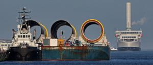 Verschiffung von Fundamenten für Offshore-Windkraftanlagen im Rostocker Überseehafen.