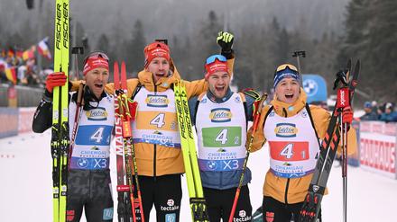 Die deutschen Biathleten freuen sich über den ersten Staffelpodestplatz des Winters.