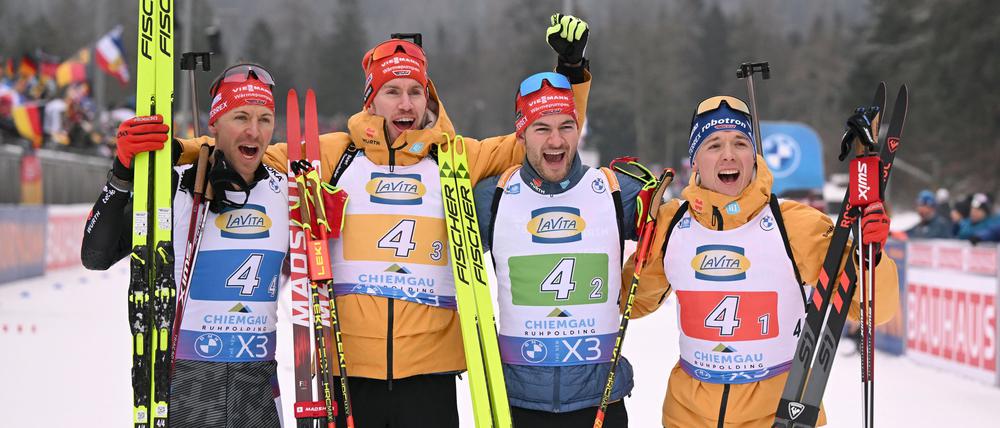 Die deutschen Biathleten freuen sich über den ersten Staffelpodestplatz des Winters.