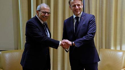 Frankreichs Präsident Emmanuel Macron (r.) schüttelt dem libanesischen Premierminister Nawaf Salam vor ihrem Treffen in Beirut am 17. Januar 2025 die Hand. Macron kündigte am 17. Januar an, dass Paris in den kommenden Wochen eine internationale Konferenz „für den Wiederaufbau des Libanon“ nach dem Krieg zwischen der militanten Hisbollah und Israel ausrichten werde.