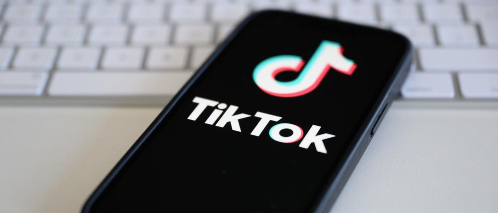 Logo der Kurzvideo-Plattform TikTok auf einem Smartphone.