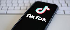 Logo der Kurzvideo-Plattform TikTok auf einem Smartphone.