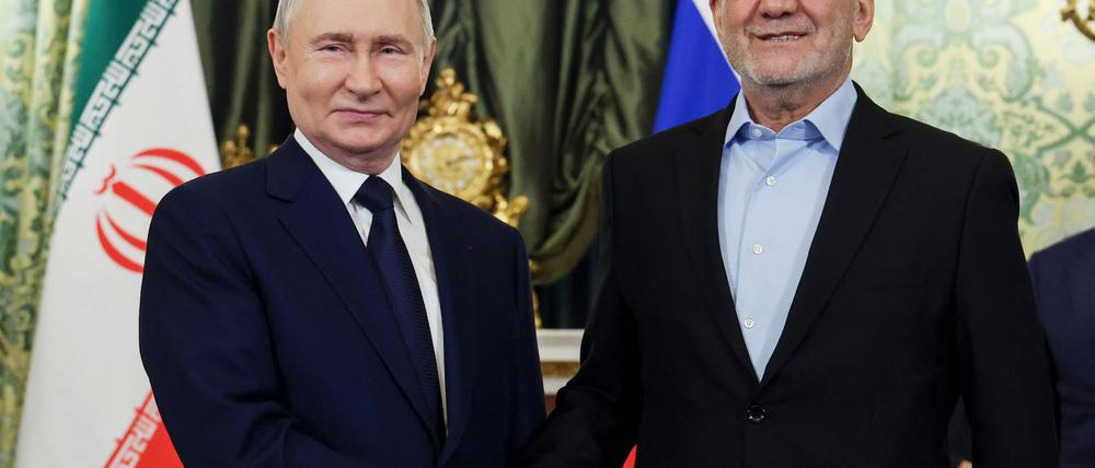 Der russische Präsident Wladimir Putin (l.) und der iranische Präsident Massud Peseschkian besiegeln eine strategische Partnerschaft.