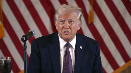 Der designierte US-Präsident Donald Trump spricht während eines Treffens mit republikanischen Gouverneuren in Mar-a-Lago.