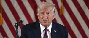 Der designierte US-Präsident Donald Trump spricht während eines Treffens mit republikanischen Gouverneuren in Mar-a-Lago.