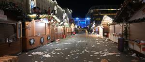 20.12.2024, Sachsen-Anhalt, Magdeburg: Ein Blick auf den abgesperrten Weihnachtsmarkt in Magdeburg. Auf dem Weihnachtsmarkt in Magdeburg fuhr ein Autofahrer in eine Menschengruppe.