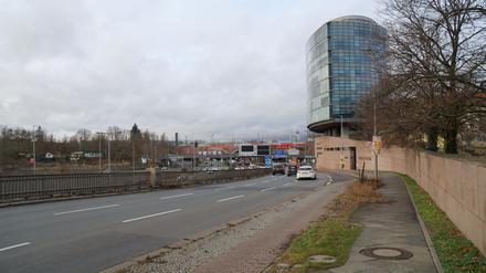 Die Halenseestraße verläuft beiderseits der Stadtautobahn A 100 in Berlin.