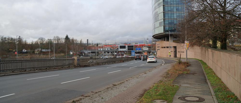 Die Halenseestraße verläuft beiderseits der Stadtautobahn A 100 in Berlin.