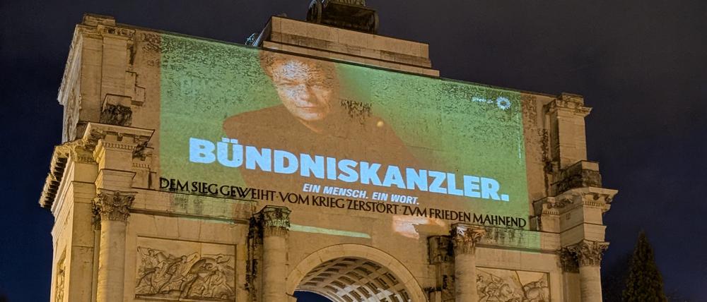 Eine nicht genehmigte Projektion mit einem Porträt des Grünen-Kanzlerkandidaten Robert Habeck auf das Münchner Siegestor hat ein Nachspiel.