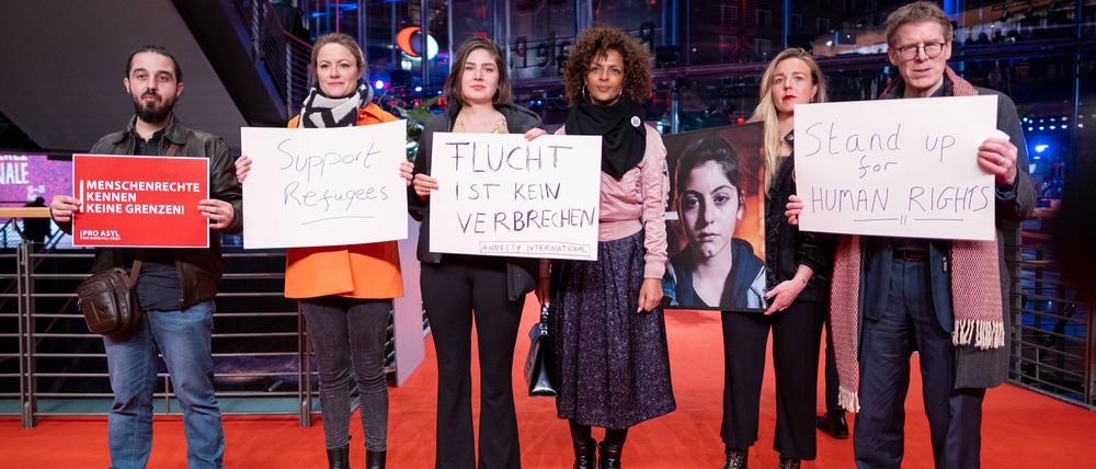 Protest gegen die deutsche Asylpolitik auf dem Roten Teppich der 74. Berlinale.