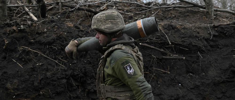 Ein Soldat der 155. Brigade der ukrainischen Armee. 