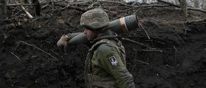 Ein Soldat der 155. Brigade der ukrainischen Armee. 
