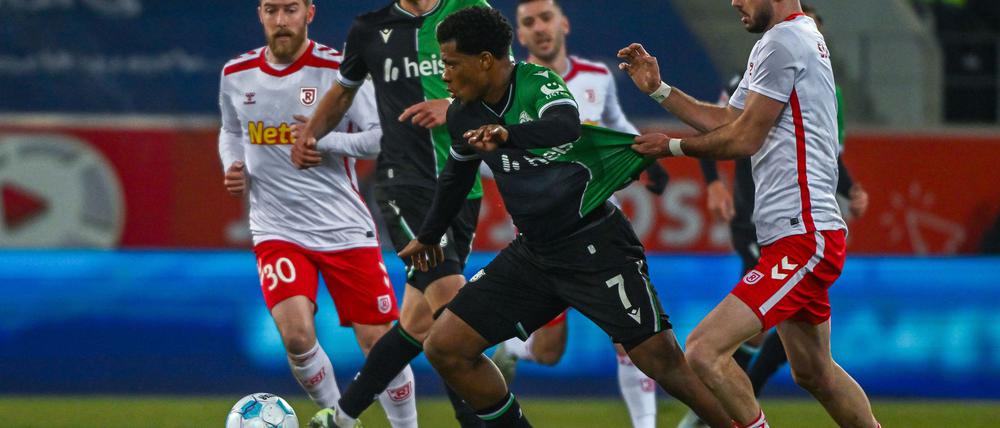 Hannovers Torschütze Jessic Ngamkam (Nr. 7) in Aktion. 