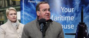 Bundesverteidigungsminister Pistorius (2.v.r.) unter anderen mit Mecklenburg-Vorpommerns Ministerpräsidentin Schwesig in der TKMS-Werft Wismar.
