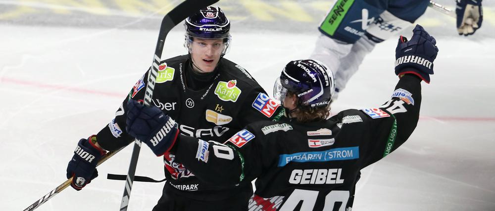 Schon wieder drin. Korbinian Geibel (r.) und Eric Hördler jubeln.