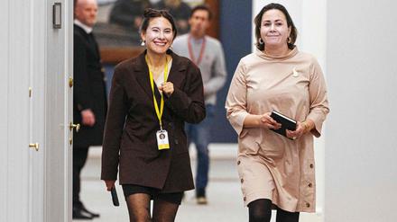 Aaja Chemnitz Larsen (r.) von der Grönländischen Partei Inuit Ataqatigiit (IA) im dänischen Parlament in Kopenhagen.
