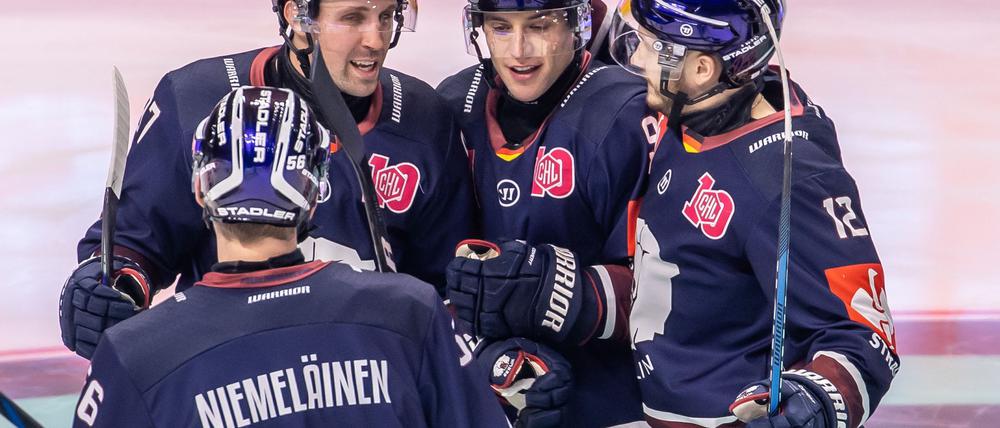 Gabriel Fontaine (2. v.l.) gelang beim Heimsieg der Eisbären Berlin gegen Straubing ein Doppelpack.