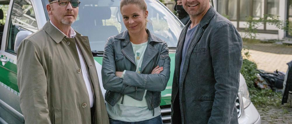 Die Kommissare Ludwig Schaller (l, Alexander Held), Harald Neuhauser (r, Marcus Mittermeier) und Angelika Flierl (Bernadette Heerwagen) ermitteln wieder.