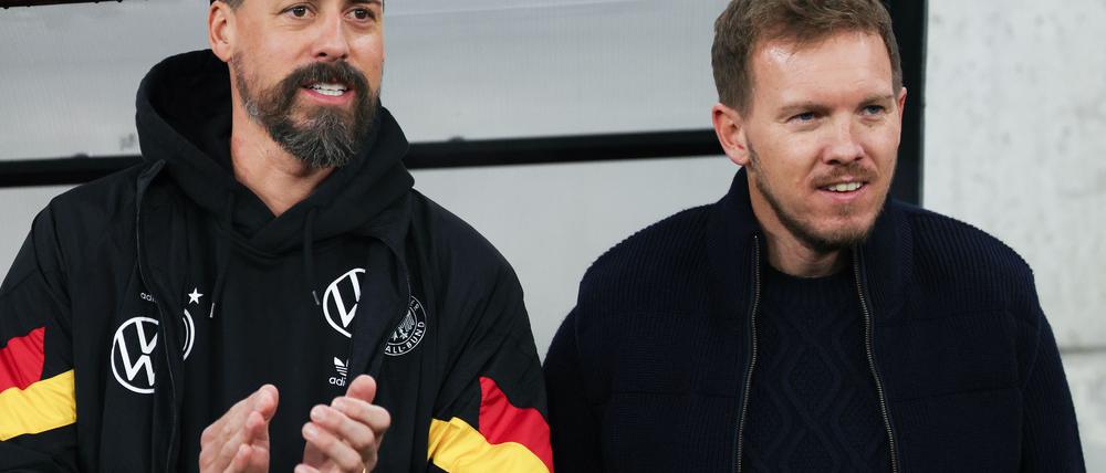 Sandro Wagner (l) will mindestens bis zur WM 2026 an der Seite von Julian Nagelsmann bleiben.