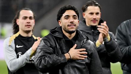 Omar Marmoush (2vl) vor der Frankfurter Kurve.
