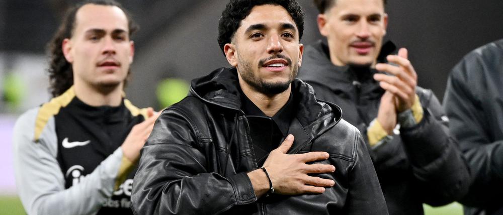 Omar Marmoush (2vl) vor der Frankfurter Kurve.