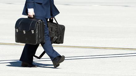Ein Militärbeamter begleitet den US-Präsidenten mit dem Atomkoffer rund um die Uhr.