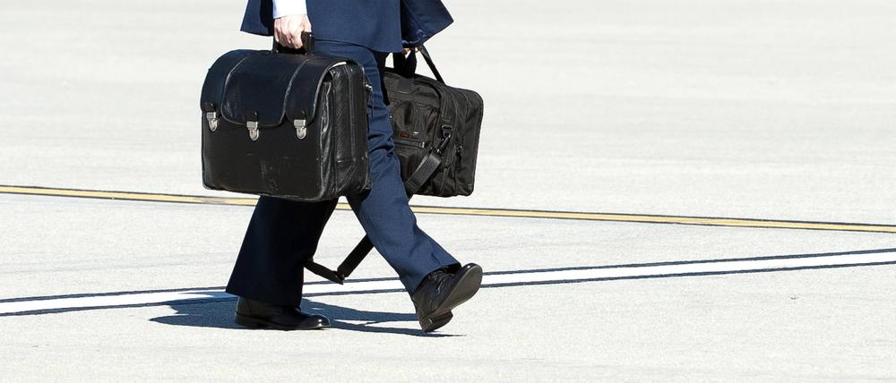 Ein Militärbeamter begleitet den US-Präsidenten mit dem Atomkoffer rund um die Uhr.