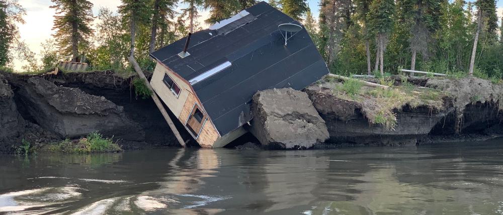 Dieses im Jahr 2021 aufgenommene und durch die Uni Wien zur Verfügung gestellte Foto zeigt eine Hütte, die im Zuge des Permafrost-Tauens und Erosion am kanadischen Mackenzie-Flussdelta zerstört wurde.