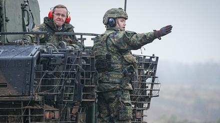 Boris Pistorius (SPD), Bundesminister der Verteidigung, unterhält sich mit Soldaten bei seinem Antrittsbesuch bei der Bundeswehr auf dem Truppenübungsplatz Altengrabow in einem Puma-Schützenpanzer (Archivbild).