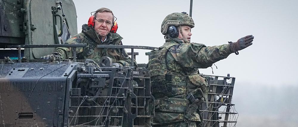 Boris Pistorius (SPD), Bundesminister der Verteidigung, unterhält sich mit Soldaten bei seinem Antrittsbesuch bei der Bundeswehr auf dem Truppenübungsplatz Altengrabow in einem Puma-Schützenpanzer (Archivbild).