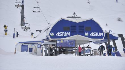 Skifahrer fahren mit einem Sessellift im Skigebiet Astún (Symbolbild).