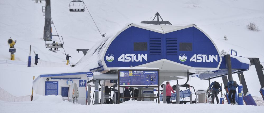 Skifahrer fahren mit einem Sessellift im Skigebiet Astún (Symbolbild).