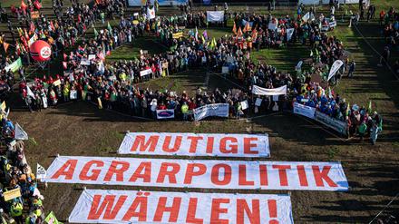 Diesmal durften die Bauern nicht mit Traktoren demonstrieren - dafür gab es große Banner.