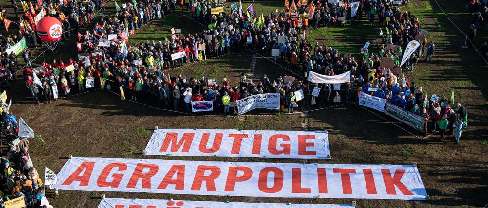Diesmal durften die Bauern nicht mit Traktoren demonstrieren - dafür gab es große Banner.