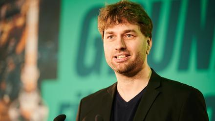 ARCHIV - 21.03.2021, Berlin: Stefan Gelbhaar (Bündnis 90/ Die Grünen) spricht beim Abschluss der Landesdelegiertenkonferenz der Grünen. (Zu dpa "Grüne fordern höhere Gebühren für Flüge mit Privatjets") (zu dpa: «Grüne in Pankow wählen erneut Kandidaten für Bundestag») Foto: Annette Riedl/dpa +++ dpa-Bildfunk +++