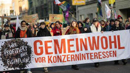 18.01.2025, Berlin: Menschen laufen auf der Demonstration «Wir haben es satt!» für eine Agrarwende durch das Berliner Regierungsviertel mit einem Banner mit der Aufschrift «Gemeinwohl vor Konzerninteressen».