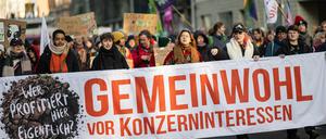 18.01.2025, Berlin: Menschen laufen auf der Demonstration «Wir haben es satt!» für eine Agrarwende durch das Berliner Regierungsviertel mit einem Banner mit der Aufschrift «Gemeinwohl vor Konzerninteressen».