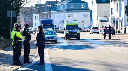 Polizei steht an der abgesperrten Unfallstelle. Ein Autofahrer hat einen Fußgänger erfasst und danach die Flucht ergriffen. Die Polizei suchte mit großem Personaleinsatz nach dem Fahrer. Der  Fußgänger sei sehr schwer verletzt. Es könne nicht ausgeschlossen werden, dass sein Zustand lebensgefährlich ist, sagte eine Polizeisprecherin.
