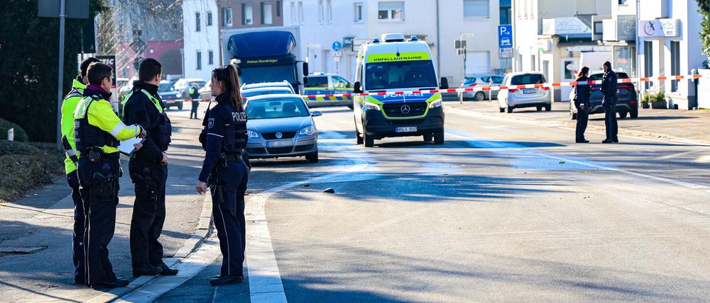 Polizei steht an der abgesperrten Unfallstelle. Ein Autofahrer hat einen Fußgänger erfasst und danach die Flucht ergriffen. Die Polizei suchte mit großem Personaleinsatz nach dem Fahrer. Der  Fußgänger sei sehr schwer verletzt. Es könne nicht ausgeschlossen werden, dass sein Zustand lebensgefährlich ist, sagte eine Polizeisprecherin.
