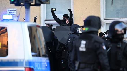 Gegner einer Demonstration der rechtsextremen „Freien Sachsen“ stehen am Rand einer Demonstration während der Eröffnung der Europäischen Kulturhauptstadt in Chemnitz.