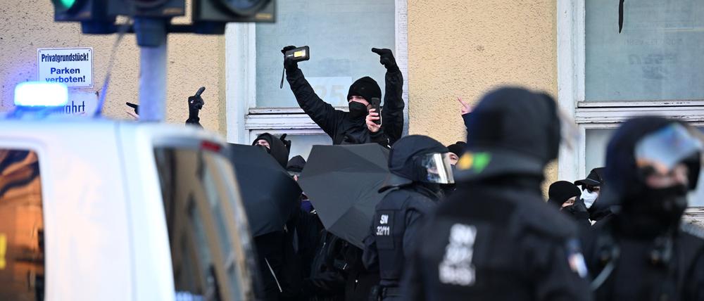 Gegner einer Demonstration der rechtsextremen „Freien Sachsen“ stehen am Rand einer Demonstration während der Eröffnung der Europäischen Kulturhauptstadt in Chemnitz.