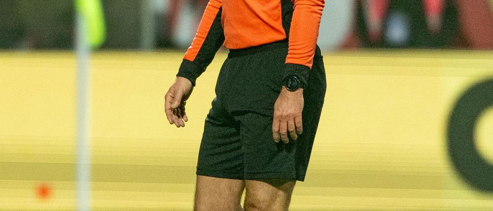 Verletzt ausgewechselt: Schiedsrichter Felix Brych beim Spiel in Kiel.