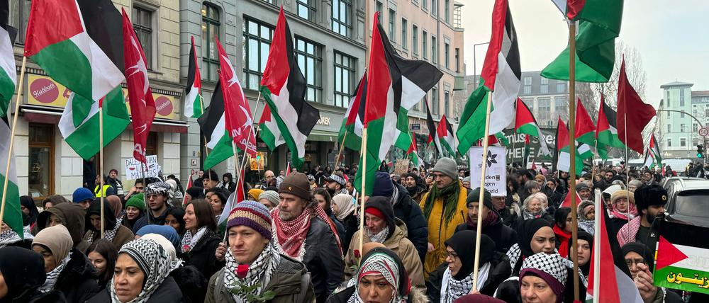 Eng zusammenstehend zogen Hunderte von Teilnehmern einer pro-palästinensischen Demonstration vom Oranienplatz zum Hohenstaufenplatz.