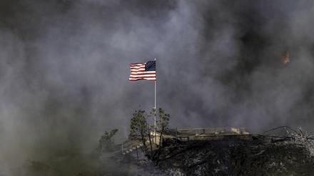 Zeichen der Hoffnung? Eine einzelne amerikanische Flagge hat im Mandeville Canyon das Palisades-Feuer unbeschadet überstanden. 