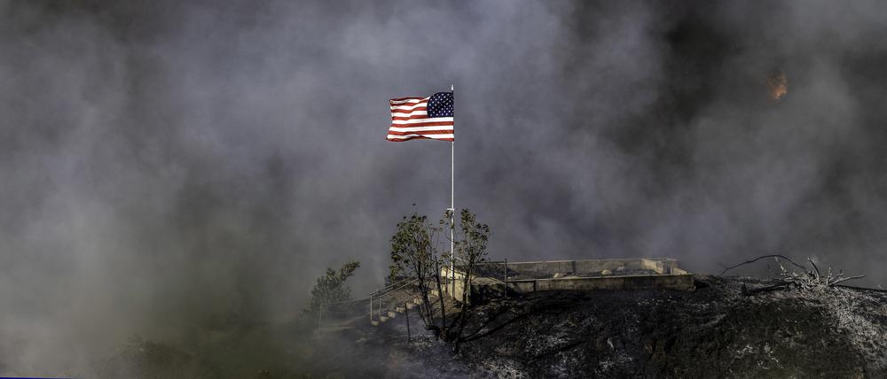 Zeichen der Hoffnung? Eine einzelne amerikanische Flagge hat im Mandeville Canyon das Palisades-Feuer unbeschadet überstanden.