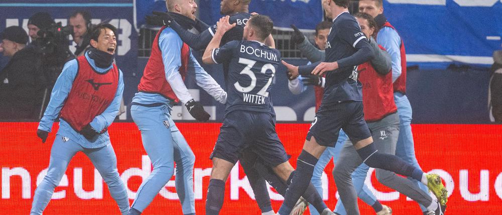 Myron Boadu wird von seinen Mitspielern gefeiert.