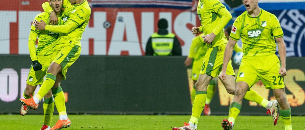 Hoffenheims Andrej Kramaric (l) wird nach seinem Tor zum 2:0 in Kiel gefeiert.