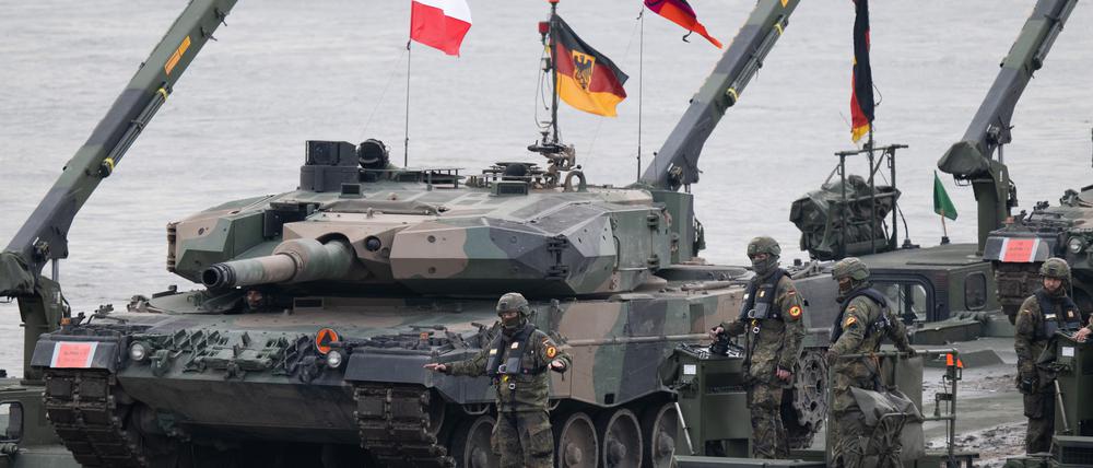 Bundeswehrsoldaten nehmen an einer gemeinsamen Militärübung mit Streitkräften aus mehreren Nato-Ländern auf der Weichsel teil.