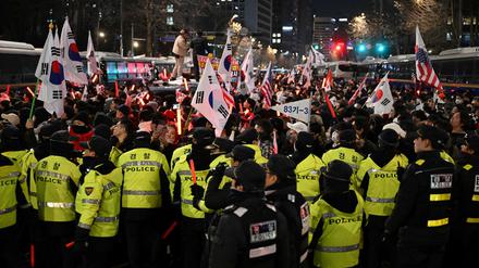 Vor dem Gericht protestierten nach Schätzungen der Polizei mehr als 40.000 Unterstützer Yoons. Dabei kam es zu Ausschreitungen. 