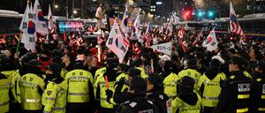 Vor dem Gericht protestierten nach Schätzungen der Polizei mehr als 40.000 Unterstützer Yoons. Dabei kam es zu Ausschreitungen. 
